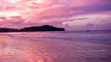 Privatstrand, Liegestühle, Sonnenschirme, Strandtücher