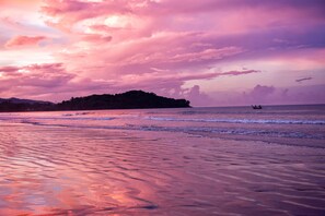 Private beach, sun-loungers, beach umbrellas, beach towels - Chada Lanta Beach Resort  (Ko Lanta)