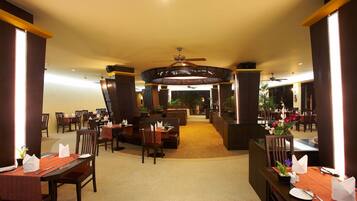 Café da manhã com buffet todos os dias (THB 650 por pessoa)