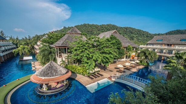 A resort with a large swimming pool, a gazebo, and a bridge over the pool. - Chada Lanta Beach Resort  (Ko Lanta)