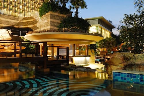 Cocktail bar, poolside views, open daily