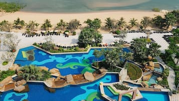 Piscine extérieure, parasols de plage, chaises longues