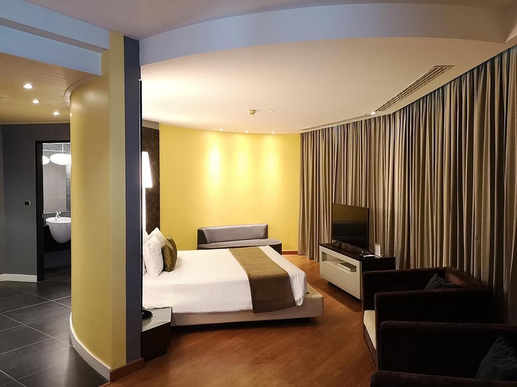 Minibar, coffres-forts dans les chambres, bureau, rideaux occultants