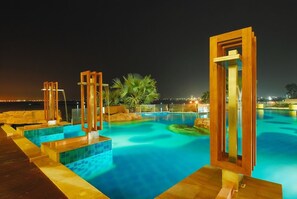 Outdoor pool, pool umbrellas, pool loungers - The Zign Hotel (Pattaya)