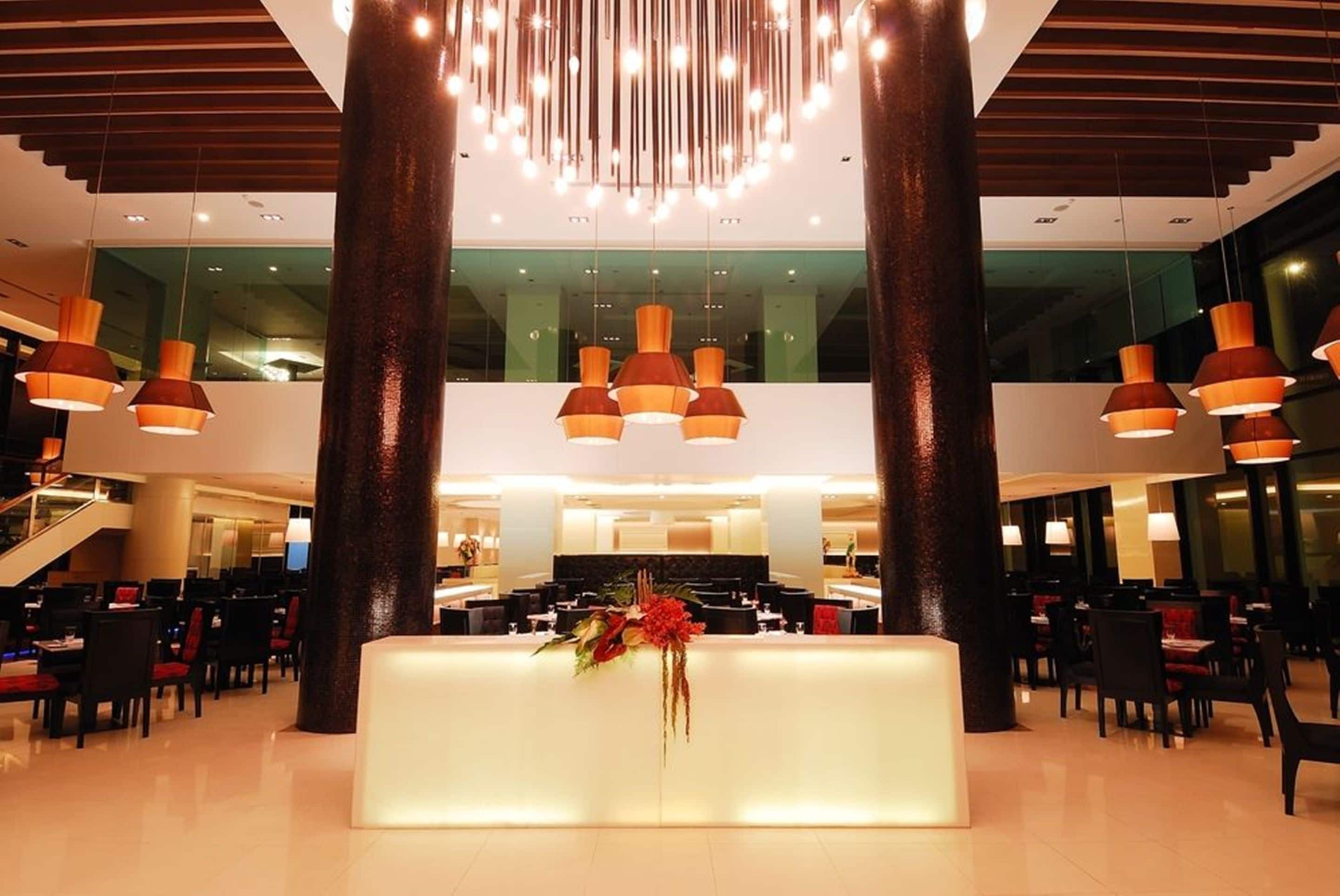 3 restaurantes, se sirve desayuno 