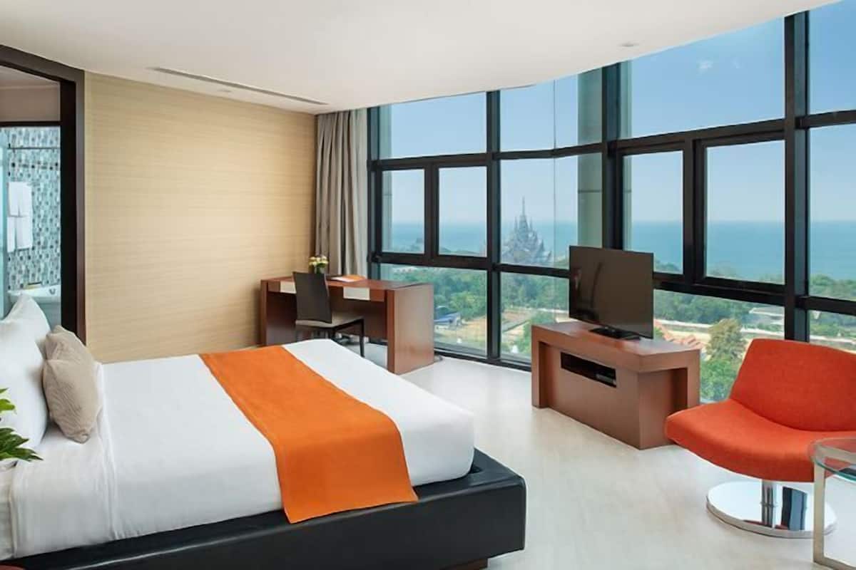1 bedroom, minibar, in-room safe, desk