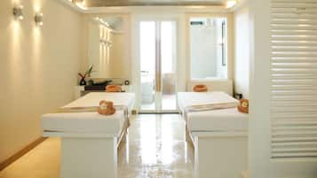 Espace de soins pour les couples, bain à remous, soins corporels