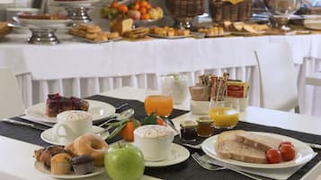 Se ofrece un desayuno bufé (6 EUR por persona)