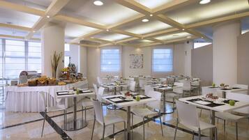 TĂ€gliches FrĂŒhstĂŒcksbuffet (6 EUR pro Person)