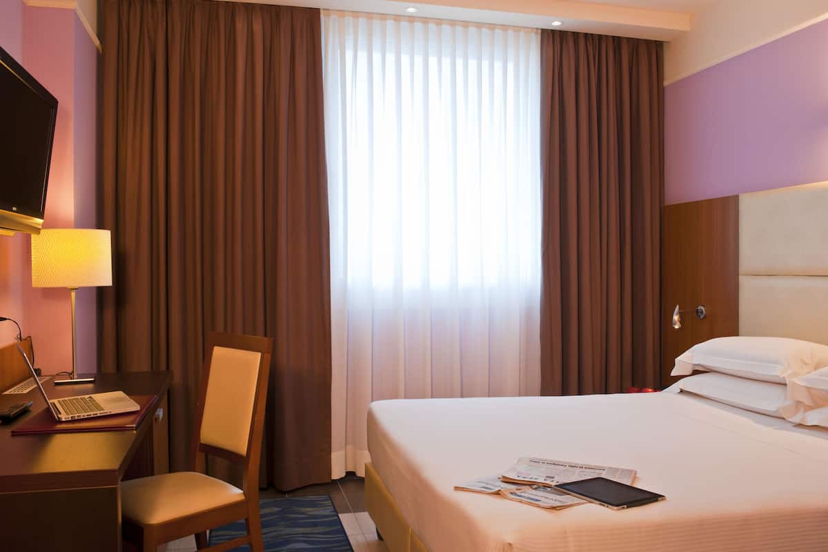 Donzen dekbedden, een minibar, een kluis op de kamer, een bureau