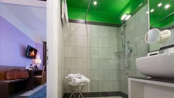 Dusche, kostenlose Toilettenartikel, Haartrockner, Bidet