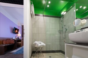Shower, free toiletries, hair dryer, bidet - Four Points Flex by Sheraton Bologna Airport (Bologna)