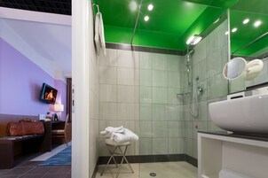 Shower, free toiletries, hair dryer, bidet