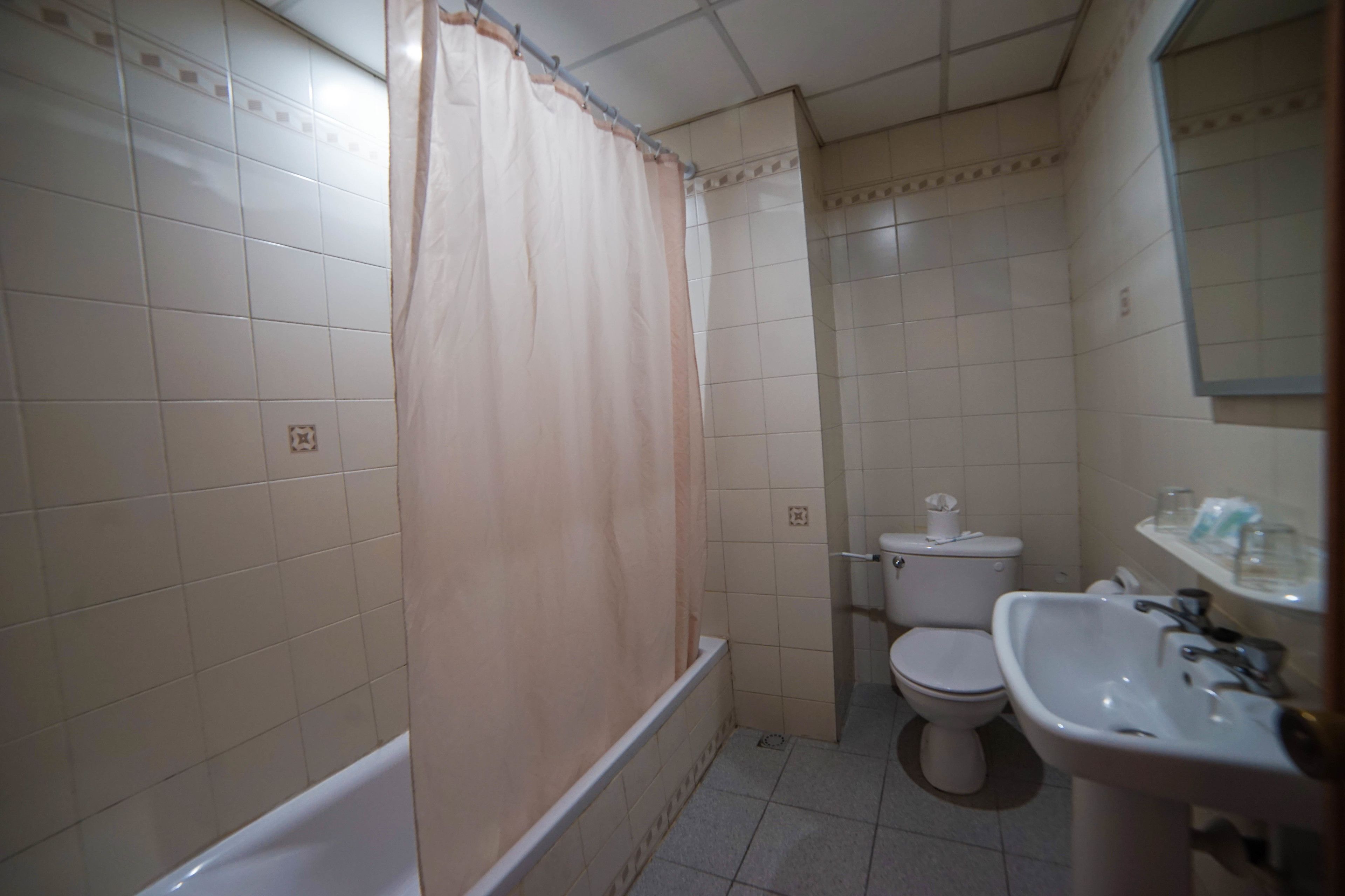 Un baño con bañera, inodoro y lavamanos.