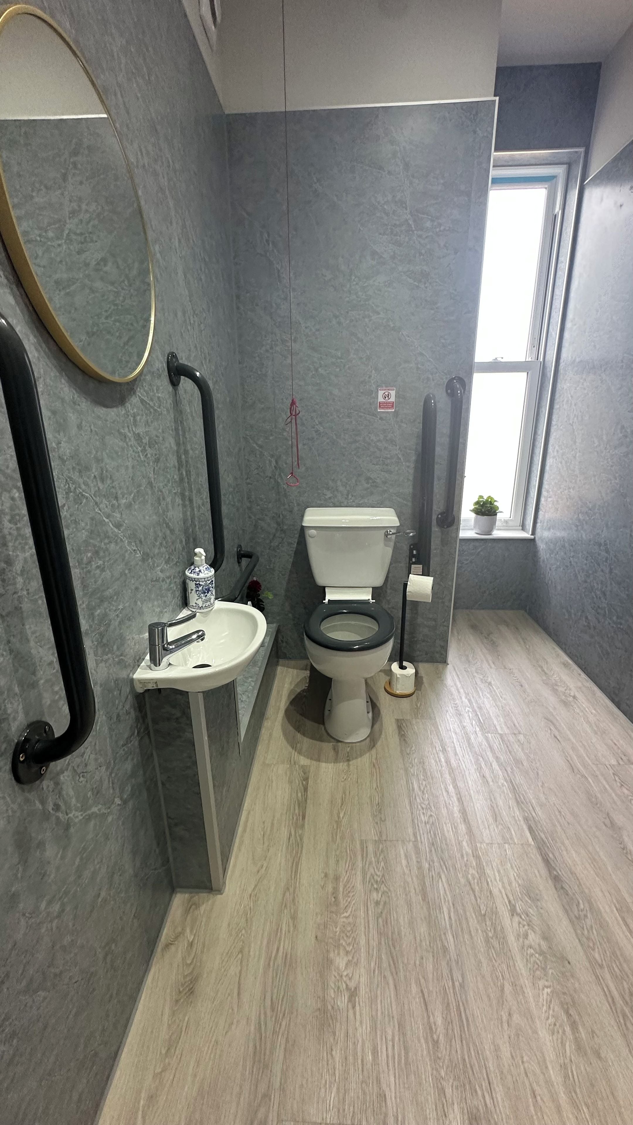 Ein Badezimmer mit Toilette, Waschbecken und Spiegel.