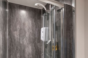 Family Oda, Banyolu/Duşlu | Banyo | Duş, ücretsiz banyo/kozmetik ürünleri, saç kurutma makinesi, havlu 