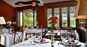 Petit déjeuner et dîner servis sur place