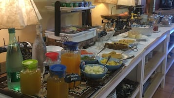 Dagelijks ontbijtbuffet (EUR 7 per persoon)