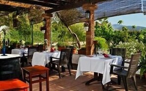 Petit déjeuner et dîner servis sur place