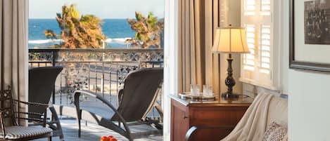 Luxe kamer, 1 kingsize bed, balkon, uitzicht op zee | Woonruimte | Een 65-inch flatscreentelevisie met kabelzenders en televisie