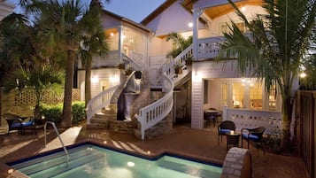 2 outdoor pools, sun loungers