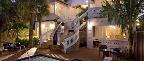 2 udendørs pools, liggestole