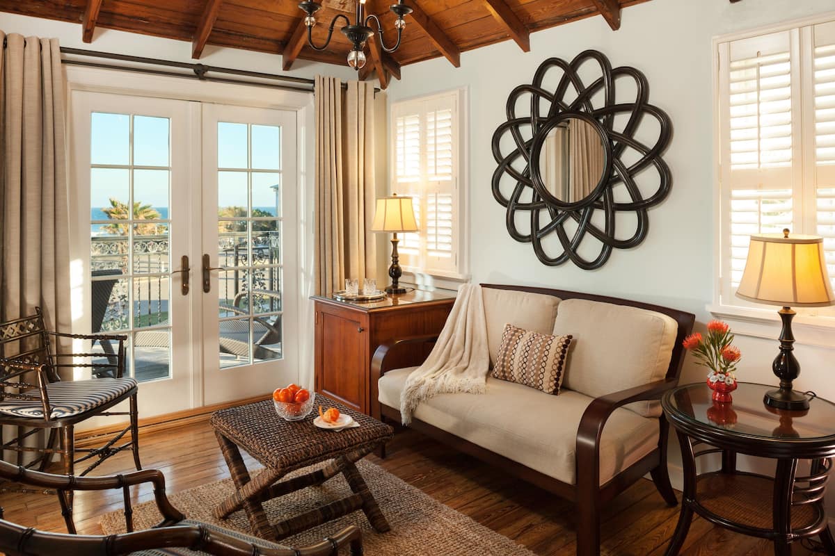 Habitación de lujo, 1 cama de matrimonio grande, balcón, vistas al mar | Zona de estar | Televisión de pantalla plana de 65 pulgadas con canales por cable