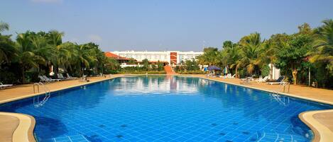 Outdoor pool, open 7:00 AM to 7:00 PM, free pool cabanas, pool umbrellas