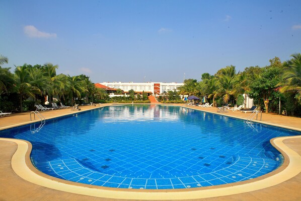 Outdoor pool, open 7:00 AM to 7:00 PM, free pool cabanas, pool umbrellas - Chariot Beach Resort (Tirukalukundram)