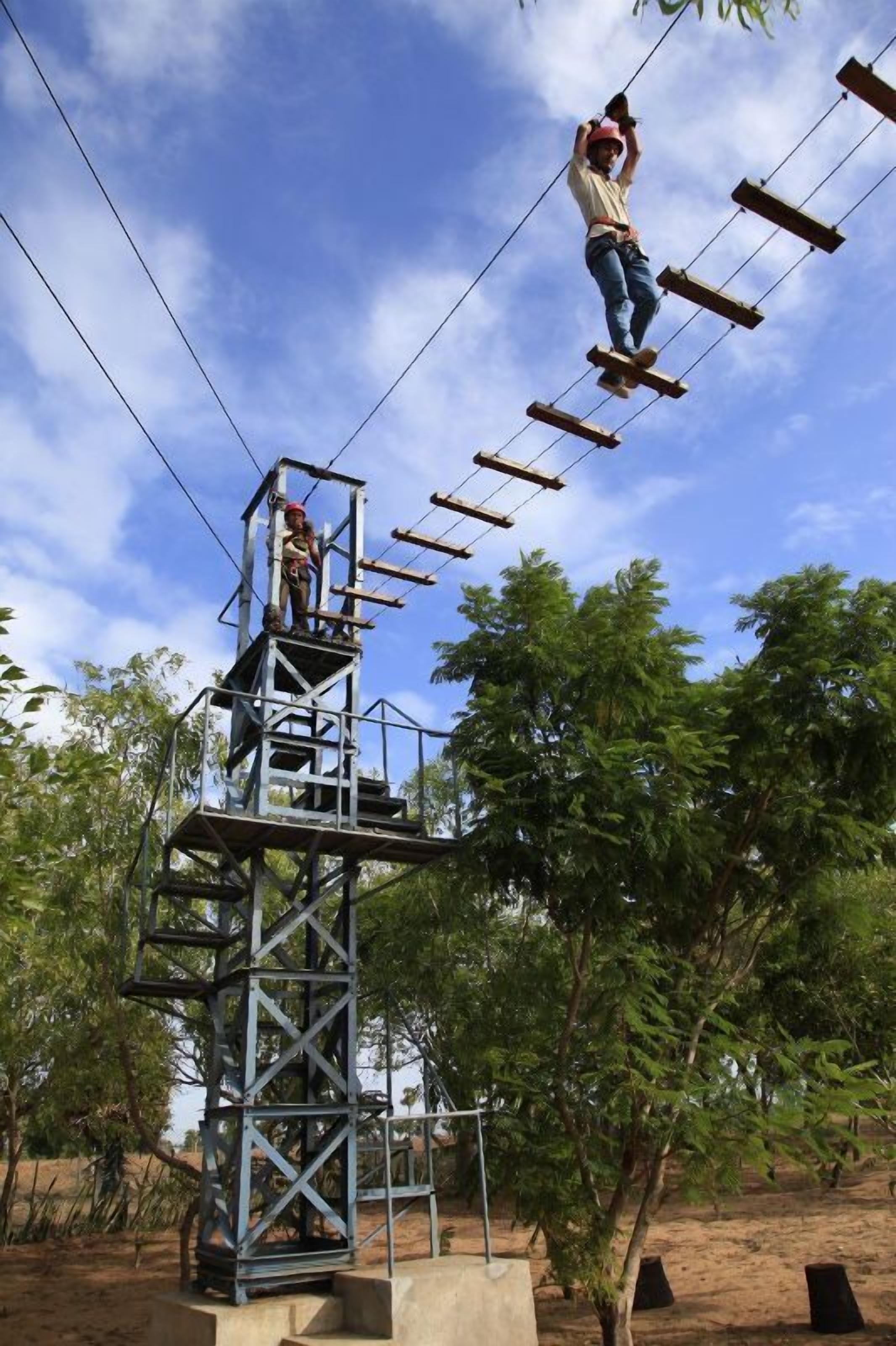 Ein Zipline-Parcours mit Holzplattformen und Metallturmkonstruktionen.