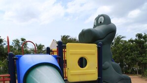Une aire de jeux avec un toboggan et des structures d’escalade.
