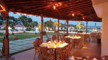 2 restaurants, breakfast served