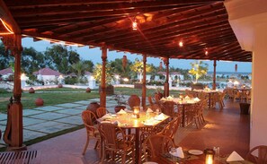 2 restaurants, breakfast served - Chariot Beach Resort (Tirukalukundram)