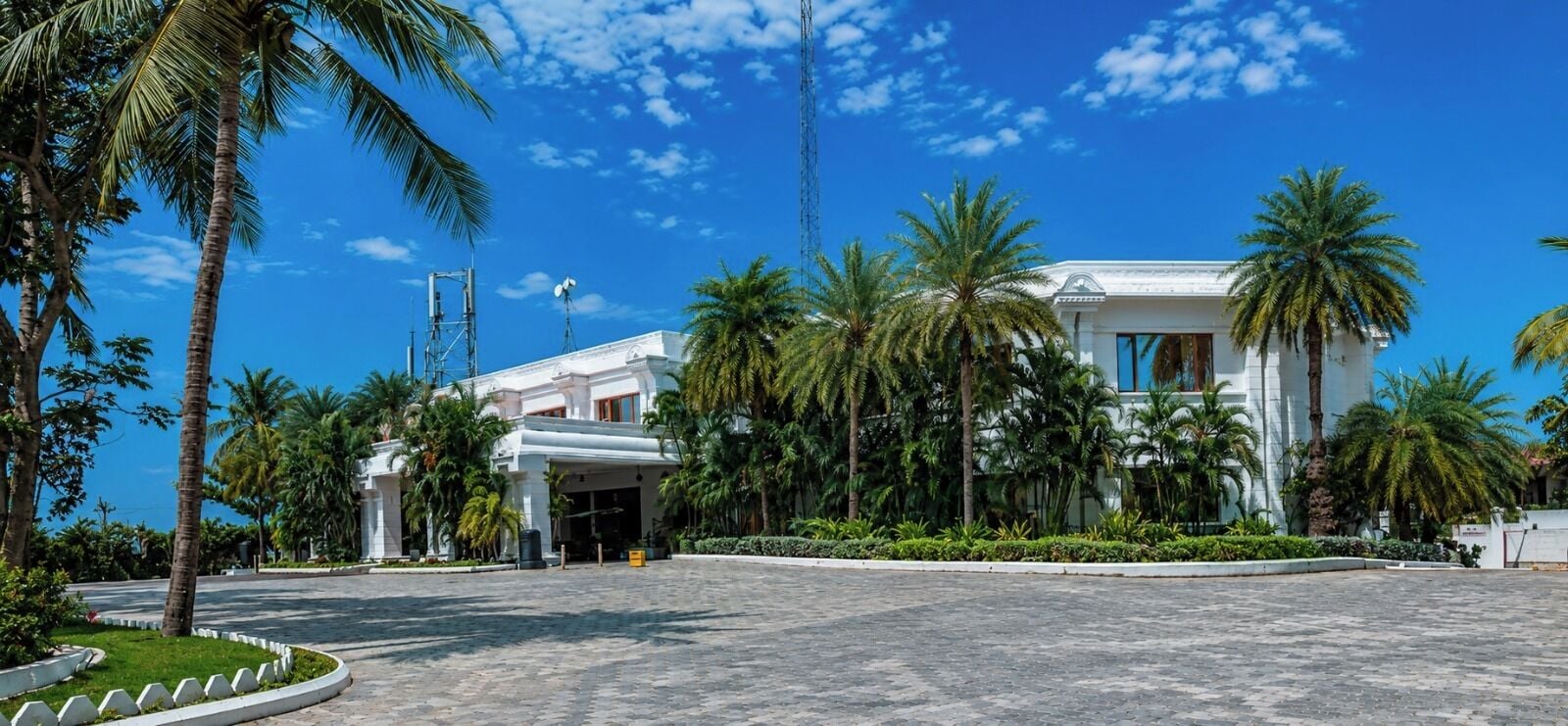 Pintu masuk properti