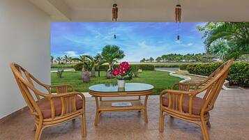 Una televisión, una chimenea