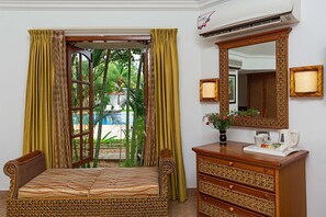 Cottage | 거실 공간 | TV, 벽난로