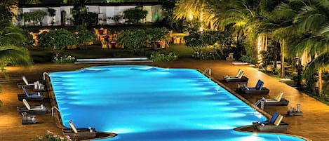 Una piscina al aire libre, cabañas de piscina gratuitas, sombrillas