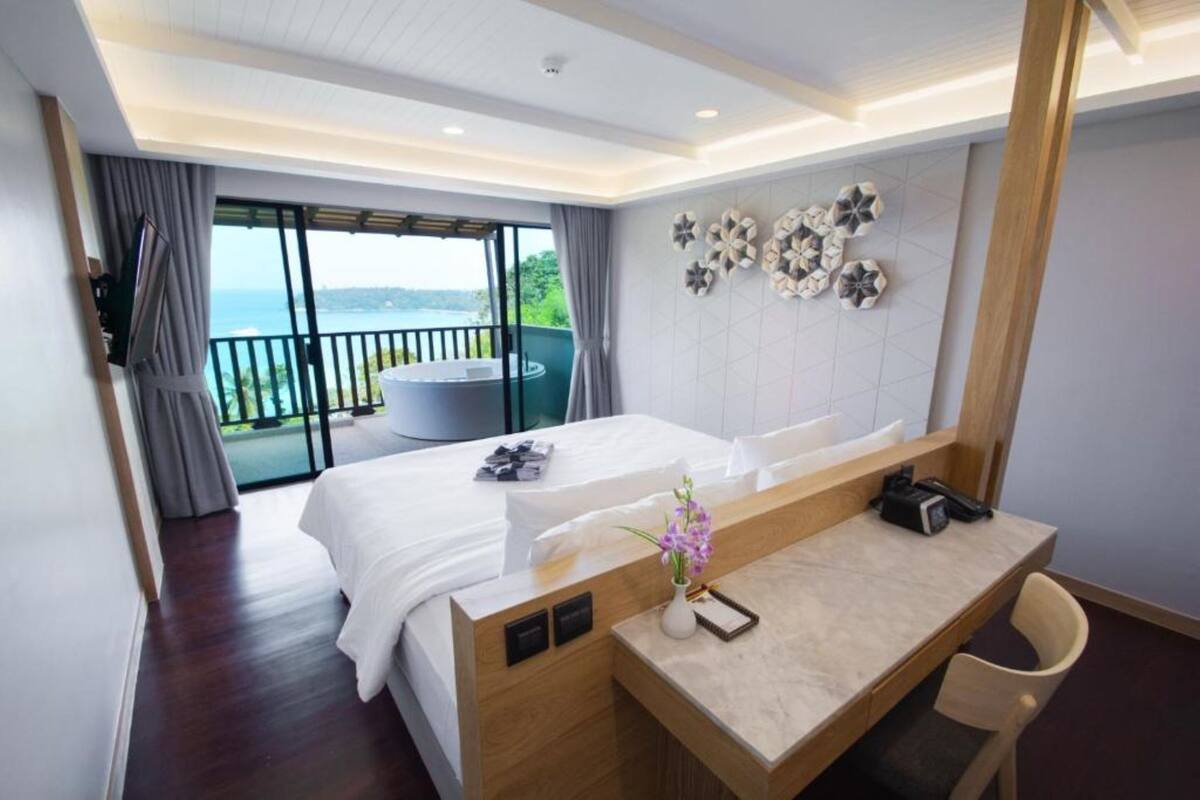 Royal Suite | Minibar, safe på rommet, skrivebord og blendingsgardiner