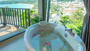 Honeymoon Suite | Deep soaking bathtub