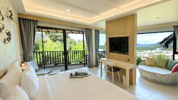 Honeymoon Suite | 1 bedroom, minibar, in-room safe, desk