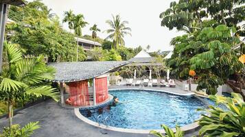 Utomhuspool och solstolar