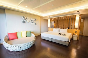 Honeymoon Suite | Minibar, in-room safe, desk, blackout curtains - Andaman Cannacia Resort & Spa (Karon)