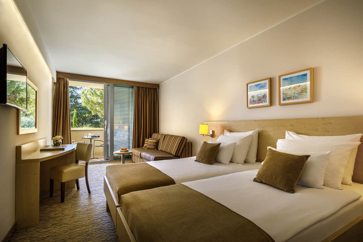 Room for 2+2 | 1 kamar tidur, brankas, meja kerja, dan Wi-Fi gratis