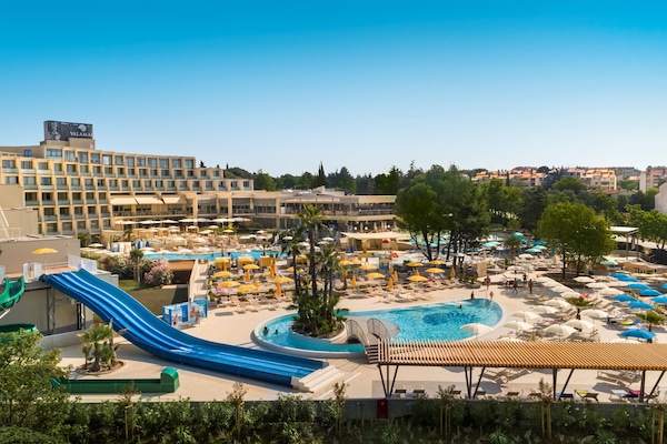 Seasonal outdoor pool, pool umbrellas, sun loungers