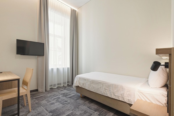 Modern Single Room | Minibar, caja fuerte, escritorio y cortinas opacas