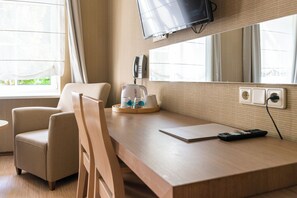 Minibar, caja de seguridad en la habitación y escritorio 