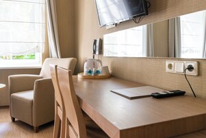 Classic Superior Double Room | Minibar, una cassaforte in camera, una scrivania, tende oscuranti