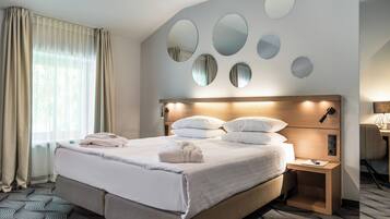 Minibar, safe på rommet, skrivebord og blendingsgardiner