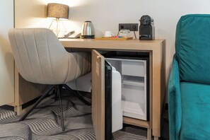 Modern Deluxe Room | Área de estar | TV de tela plana