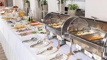 Desayuno buffet diario (EUR 12 por persona)